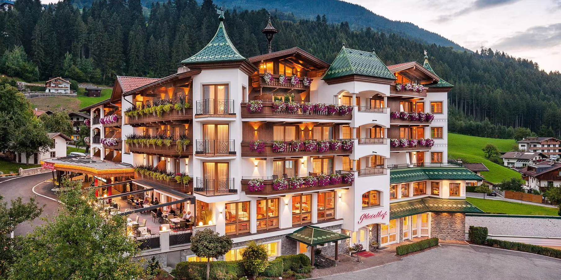 Hotel Platzlhof in Ried im Zillertal Aussenansicht Hotel Platzlhof in Ried im Sommer